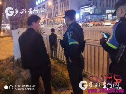 花果园一男孩被父亲绑在护栏上竟为了看车流？