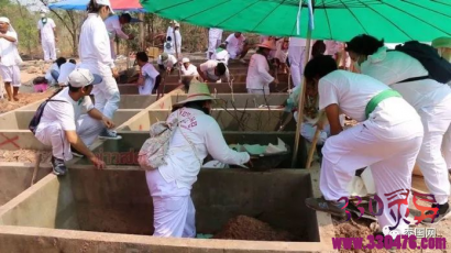 4具“干尸古曼童”在泰国孔敬府墓地清理行动中被挖出.......