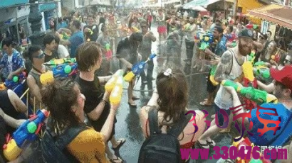 泰国宋干节:姑娘参加泼水节被人泼奇怪液体，衣服都泼没了...高清图片