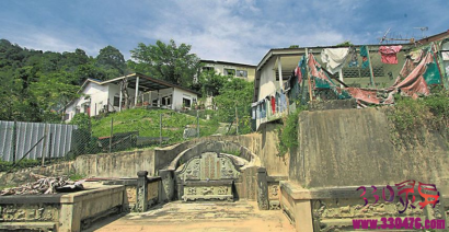 马来西亚丰盛园与坟同居！这条村子房子建在坟地上，把坟墓当椅子…