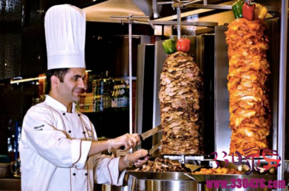 比大小伙子还重的沙威玛土耳其烤肉，为啥要竖着烤？